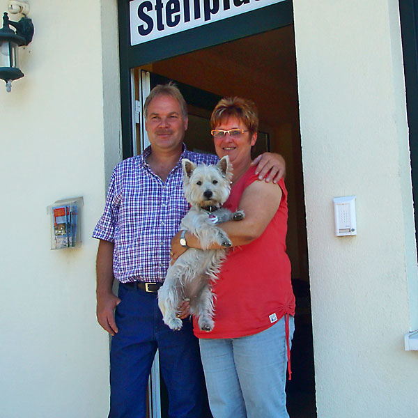 Herr und Frau Krämer mit Hund Elli